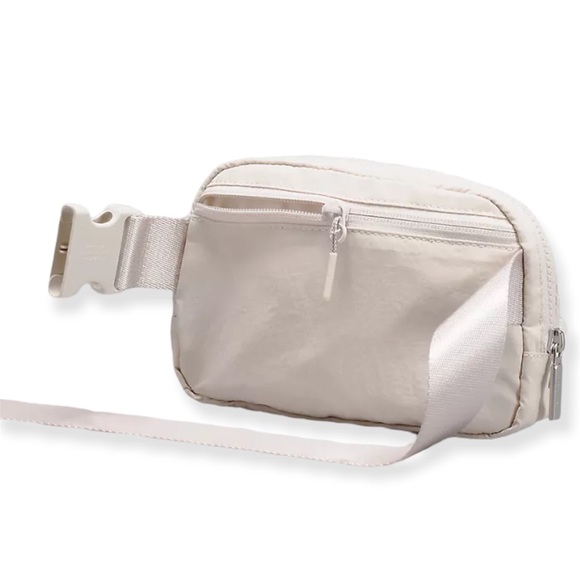 Lululemon Everywhere Belt Bag Extended Strap White Opal - Picture 4 of 6